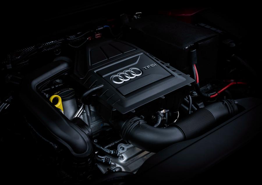 Моторный отсек Audi A3 Sportback 2.0 TFSI (8V) 2016 года  (WW) (фото 18 из 19)